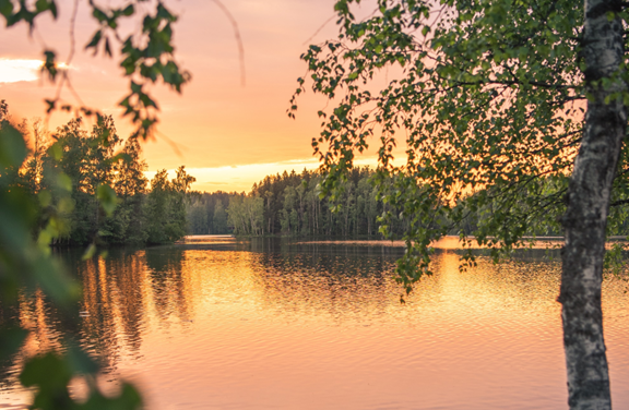 Keskikesäinen järvimaisema auringonlaskun aikaan Salossa.