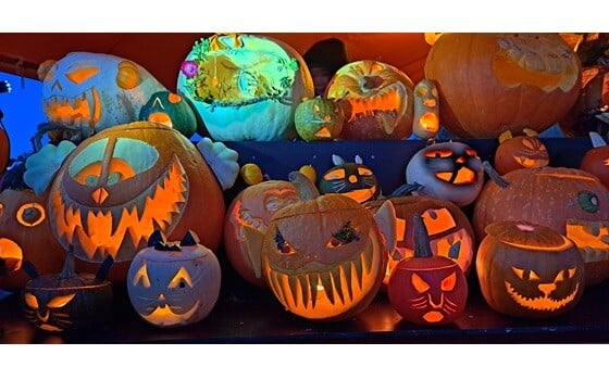 Kaiverretut kurpitsat pimeällä