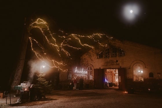 Mathildedalin Joulumarkkinat pimeän aikaan