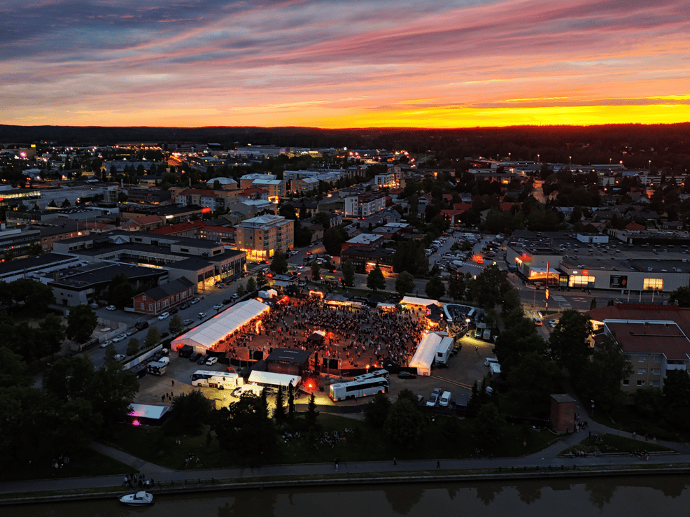 Salon keskusta illalla